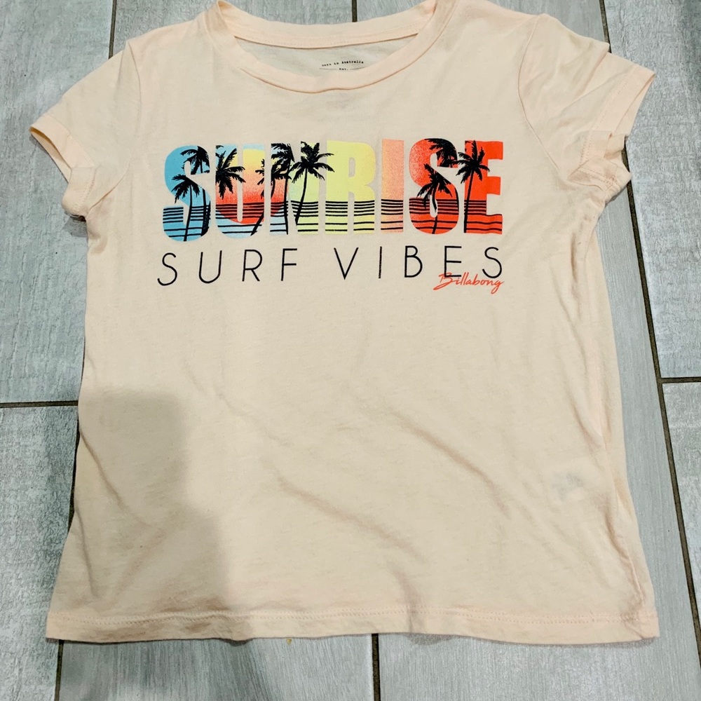 Billabong “Sunrise surf vibes” pink tee.